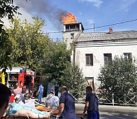 На улице Осипенко горит двухэтажный дом