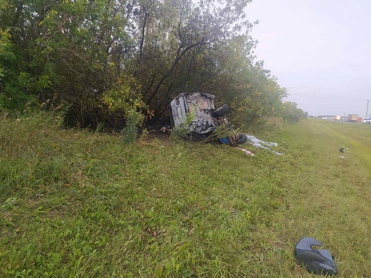 В Ишимском районе на трассе слетел в кювет и опрокинулся внедорожник