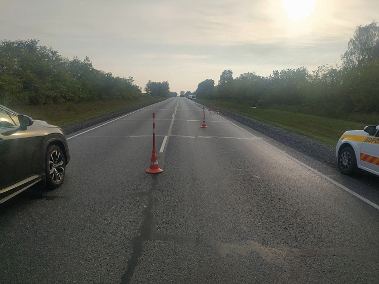 В Ишимском районе на трассе слетел в кювет и опрокинулся внедорожник