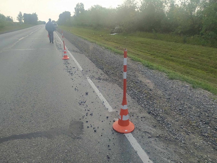 В Ишимском районе на трассе слетел в кювет и опрокинулся внедорожник