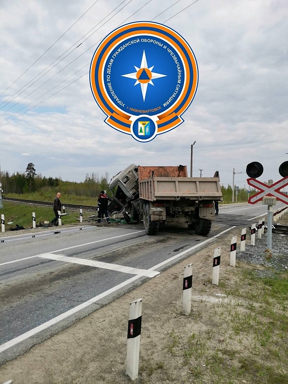 В ХМАО КамАЗ столкнулся с поездом