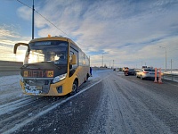 На трассе Тюмень - Ханты-Мансийск "Ауди" въехал в школьный автобус с детьми