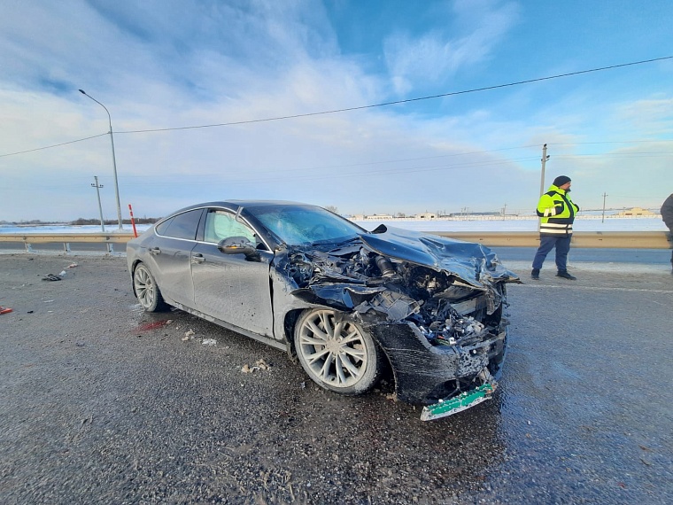 На трассе Тюмень - Ханты-Мансийск "Ауди" въехал в школьный автобус с детьми