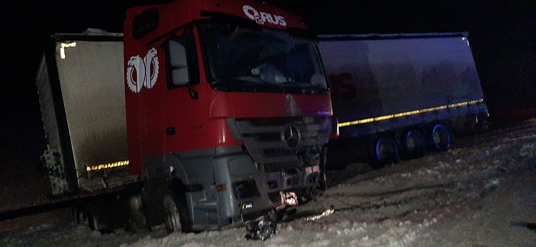 Под Тобольском в столкновении с большегрузом погибли водитель и пассажирка "Киа Церато"