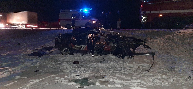 Под Тобольском в столкновении с большегрузом погибли водитель и пассажирка "Киа Церато"