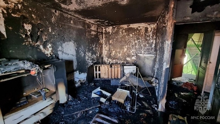 В пожаре на улице Пролетарской в Тюмени пострадали мать и двое маленьких детей