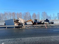 На 111-м километре трассы Тюмень - Ханты-Мансийск перекрыто движение из-за аварии