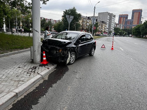 В Тюмени иномарка столкнулась с автобусом: пострадали две 16-летние девушки