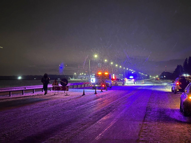 Ночью на федеральной трассе под Тюменью насмерть сбили человека