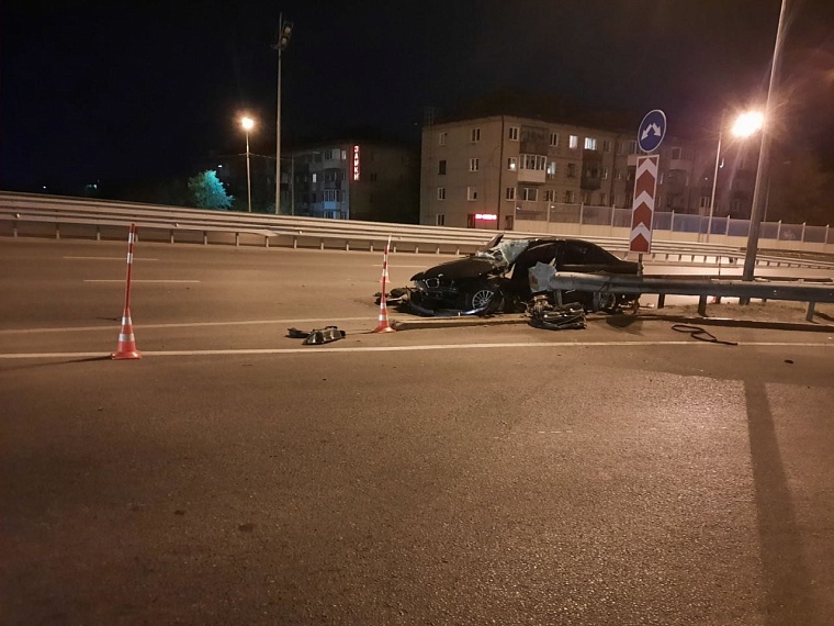 Водитель-бесправник на «БМВ» въехал в ограждение путепровода в центре Тюмени