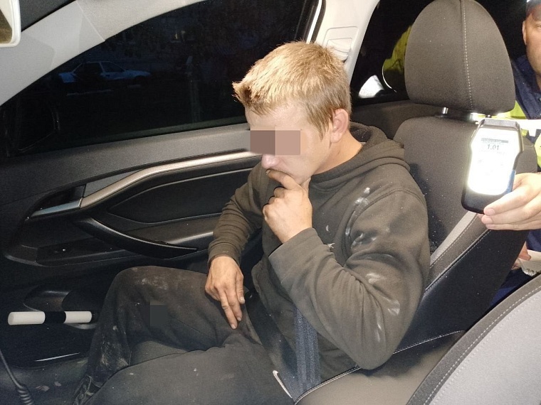 Вез друзей с завода: в Тюменской области поймали пьяного водителя "УАЗа"