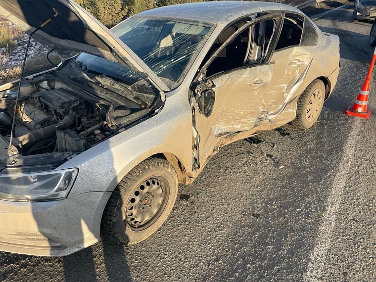 На автодороге Тюмень - Каменка 17-летний водитель без прав на "Фольксвагене" столкнулся с "Тойотой"