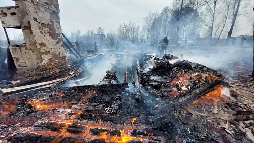 Во время пожара в Богандинском пострадали жилой дом и четыре строения