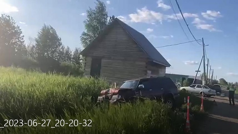 Под Тюменью водитель внедорожника умер за рулем