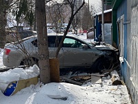Иномарка врезалась в жилой дом на улице Парковой