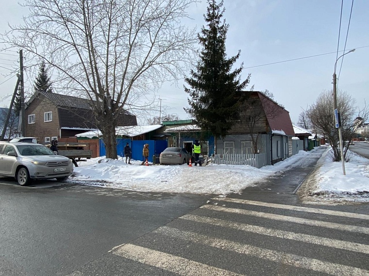 Иномарка врезалась в жилой дом на улице Парковой