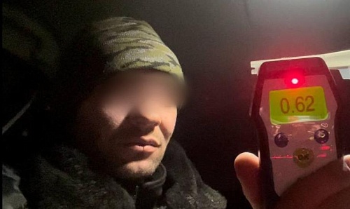 Инспекторы ГИБДД остановили пьяного, который вез коллег в Боровое