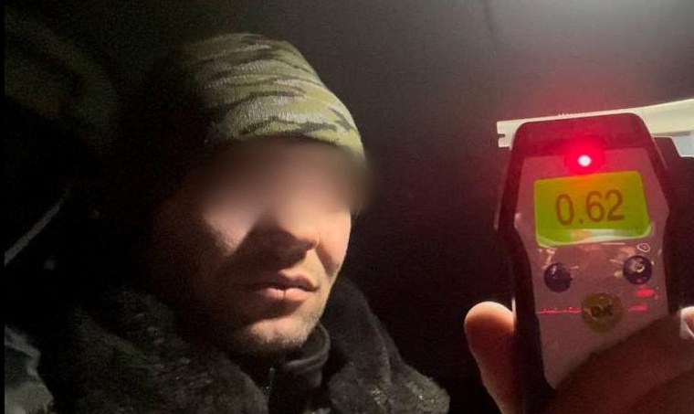 Инспекторы ГИБДД остановили пьяного, который вез коллег в Боровое