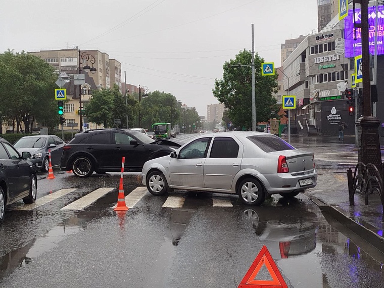 У администрации Тюмени столкнулись «Рено» и «Инфинити», среди пострадавших двое детей