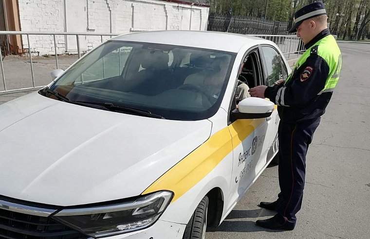 В Тюмени привлекли к ответственности пятерых таксистов