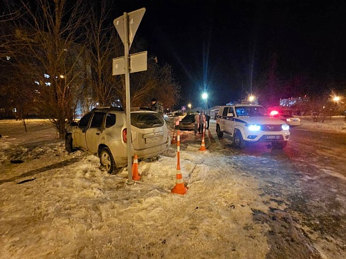 Хотел произвести впечатление: в Тюмени пьяный подросток врезался в дорожный знак на угнанной машине
