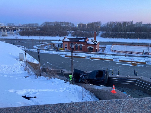 В Тюмени автомобиль разбился на пешеходном спуске к набережной Туры, водитель погиб