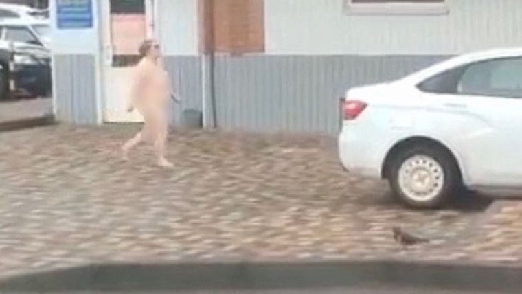 В Ставрополе ищут женщину, которая гуляет голой по улицам