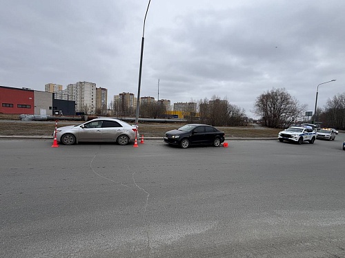 В Тобольске при столкновении двух иномарок пострадала 12-летняя пассажирка