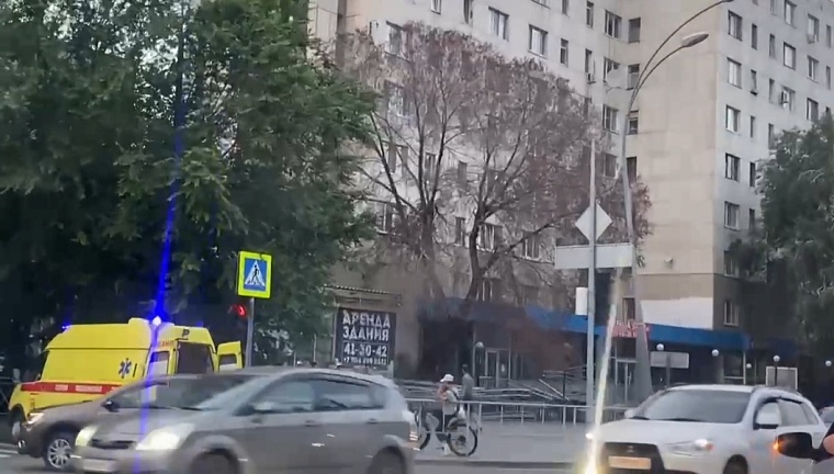 На улице Мельникайте мужчина переходил дорогу и упал в обморок