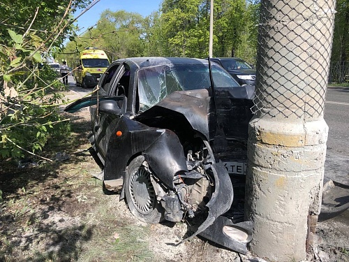 В Тюмени "Шевроле Ланос" въехал в опору освещения и загорелся