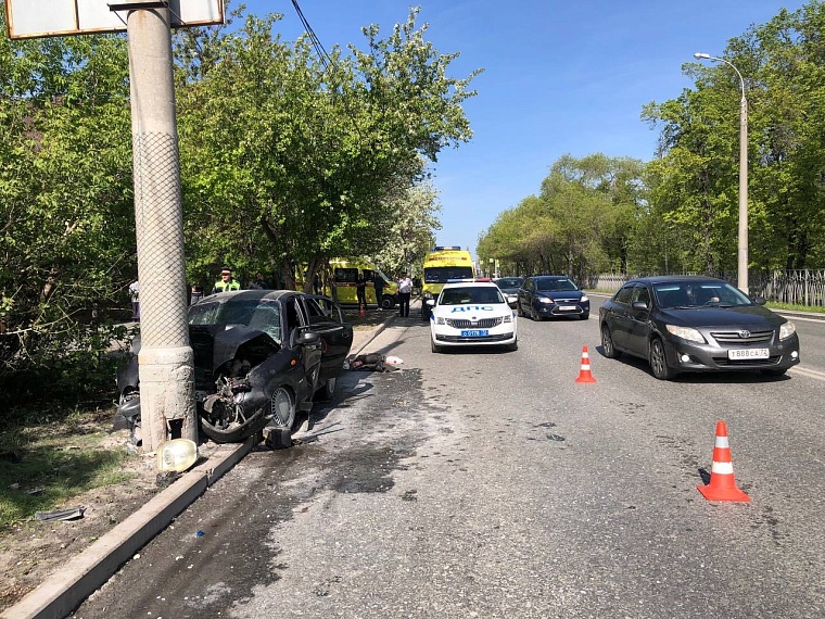 В Тюмени "Шевроле Ланос" въехал в опору освещения и загорелся