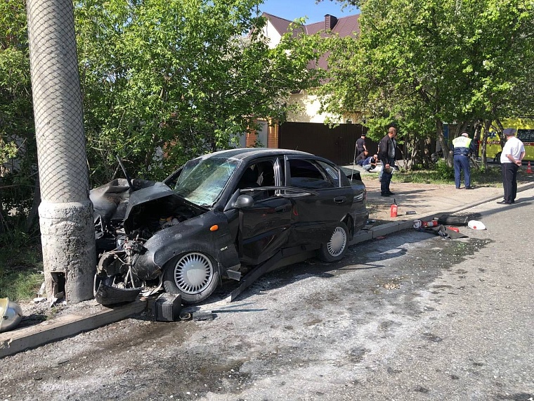 В Тюмени "Шевроле Ланос" въехал в опору освещения и загорелся