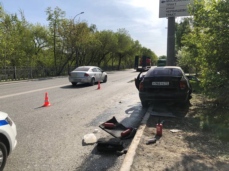 В Тюмени "Шевроле Ланос" въехал в опору освещения и загорелся