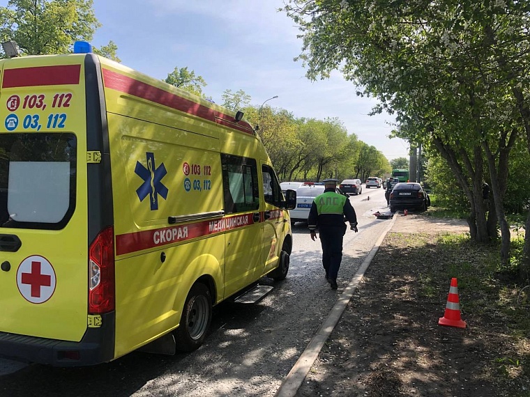 В Тюмени "Шевроле Ланос" въехал в опору освещения и загорелся