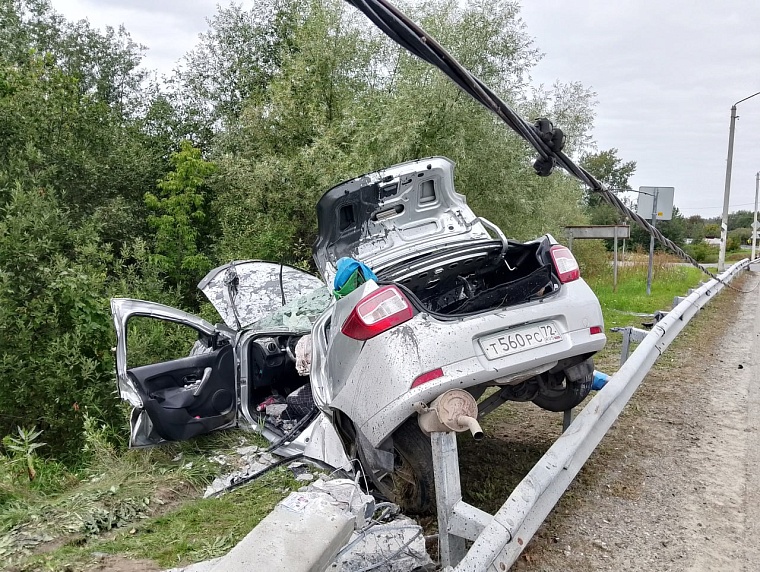 В Тюменском районе погиб водитель Renault Logan, врезавшись в столб
