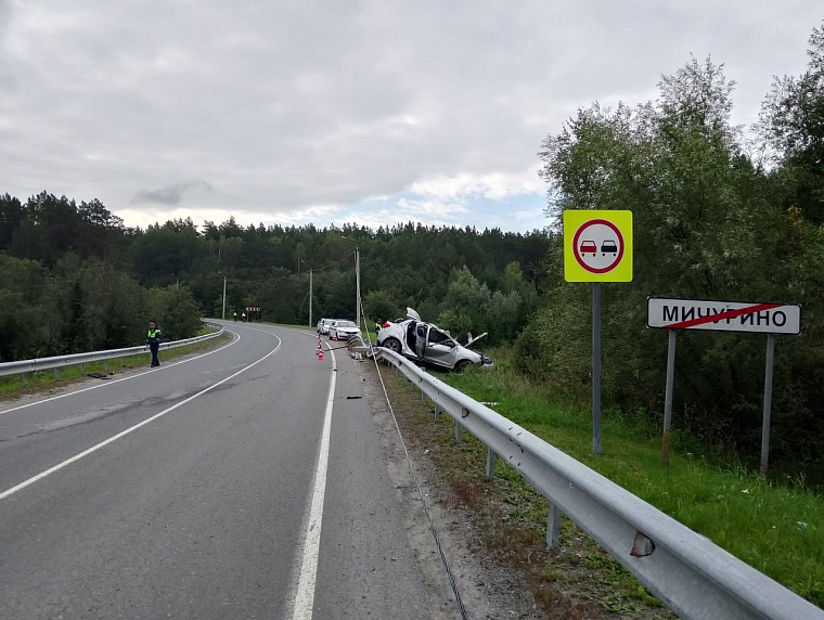 В Тюменском районе погиб водитель Renault Logan, врезавшись в столб