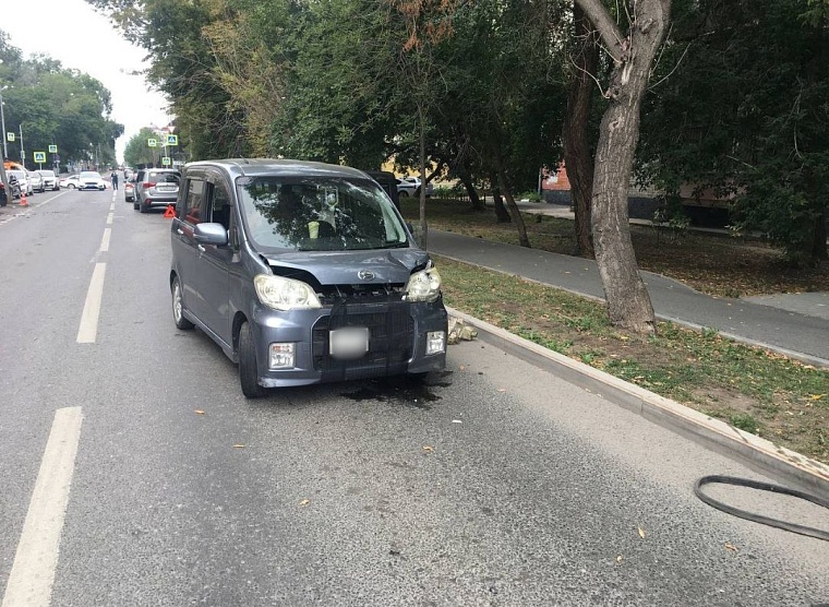 Поссорился с женой: в Тюмени водитель "Мерседеса" протаранил шесть автомобилей