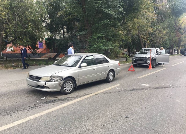 Поссорился с женой: в Тюмени водитель "Мерседеса" протаранил шесть автомобилей