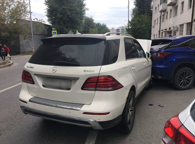 Поссорился с женой: в Тюмени водитель "Мерседеса" протаранил шесть автомобилей