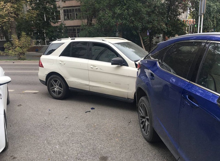 Поссорился с женой: в Тюмени водитель "Мерседеса" протаранил шесть автомобилей