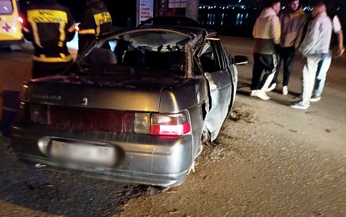 После ДТП тюменским спасателям пришлось доставать водителя из озера