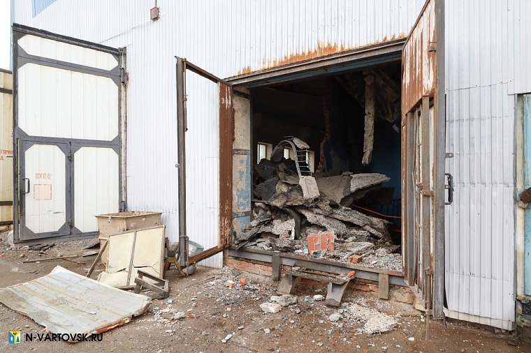 В Нижневартовске от хлопка газа на насосной станции пять человек получили травмы: фото с места ЧП