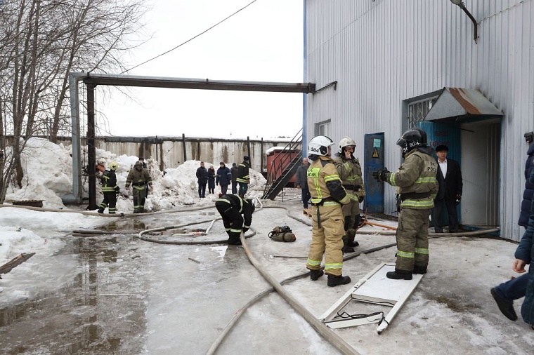 В Нижневартовске от хлопка газа на насосной станции пять человек получили травмы: фото с места ЧП