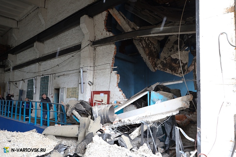 В Нижневартовске от хлопка газа на насосной станции пять человек получили травмы: фото с места ЧП