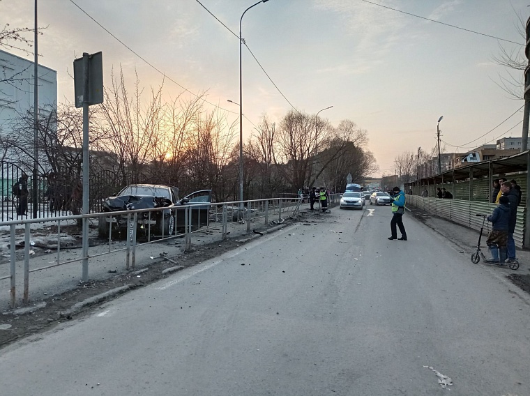 BMW, сбивший тюменку на ул. Логунова, пролетел по тротуару не менее 10 метров