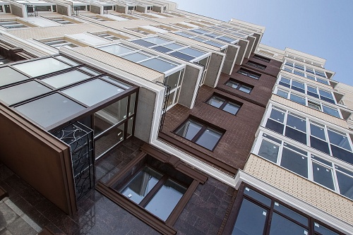 В одном из тюменских микрорайонов девочка упала с 17 этажа