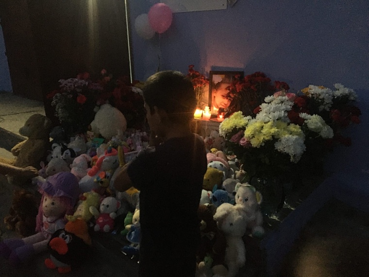 В тот же день возле подъезда Насти тюменцы создали импровизированный мемориал – горожане несли туда мягкие игрушки, цветы и ориентировки