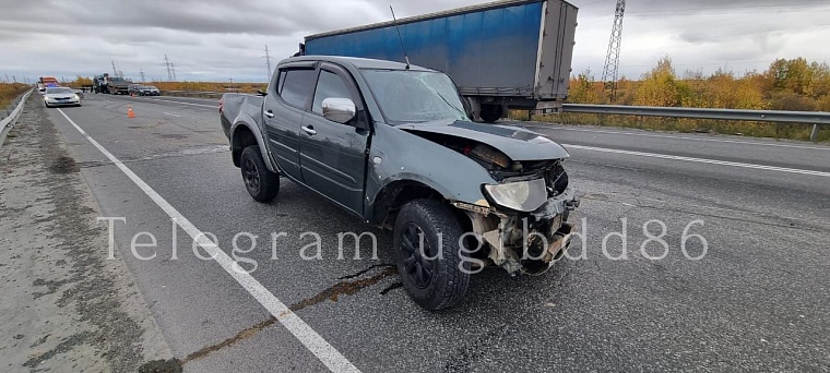 На трассе Тюмень - Ханты-Мансийск "КамАЗ" влетел в иномарку