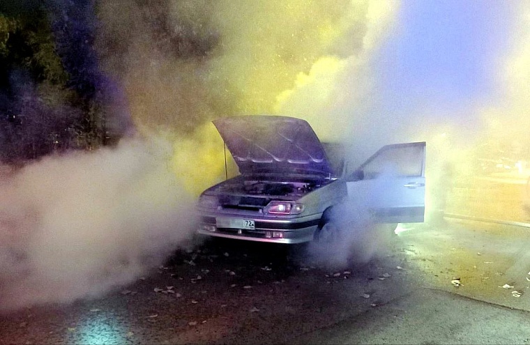 Во дворе дома в Тюмени ночью загорелась "Лада"