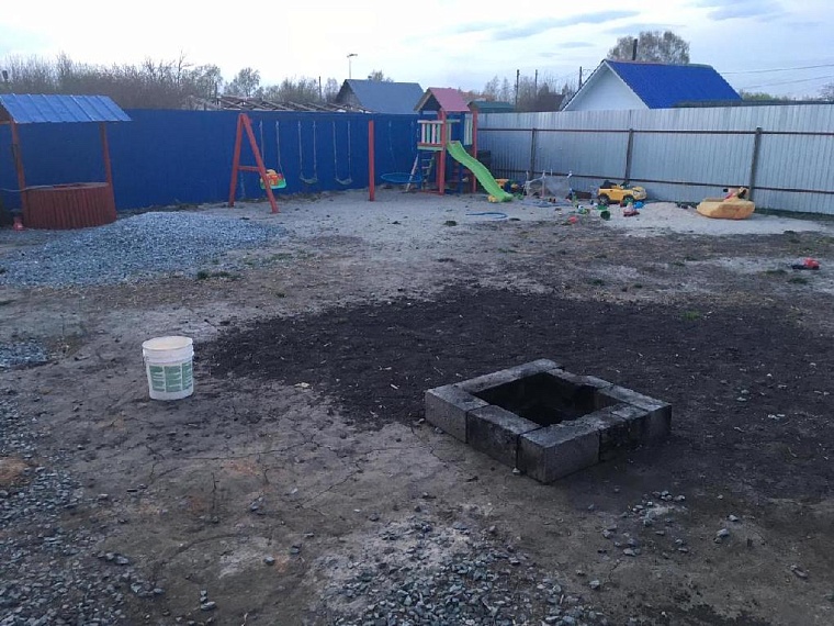 В Тюменском районе 2-летняя девочка упала в яму, где родители жгли мусор